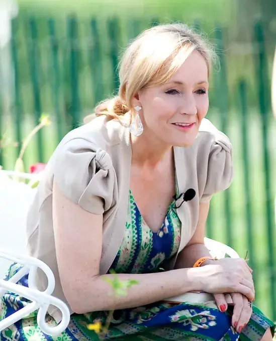 J. K. Rowling: la autora que convirtió Hogwarts en el hogar de una generación