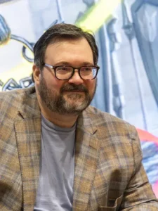 Retrato del escritor de fantasía Brandon Sanderson durante la MCM Comic Con de Londres de 2026.